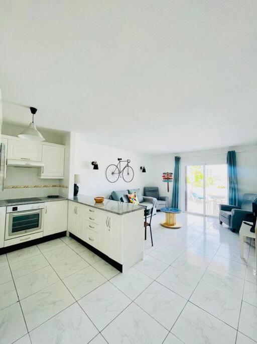 Comfy Home With Large Terrace Five Minutes From Ocean Лос-Крістіанос Екстер'єр фото